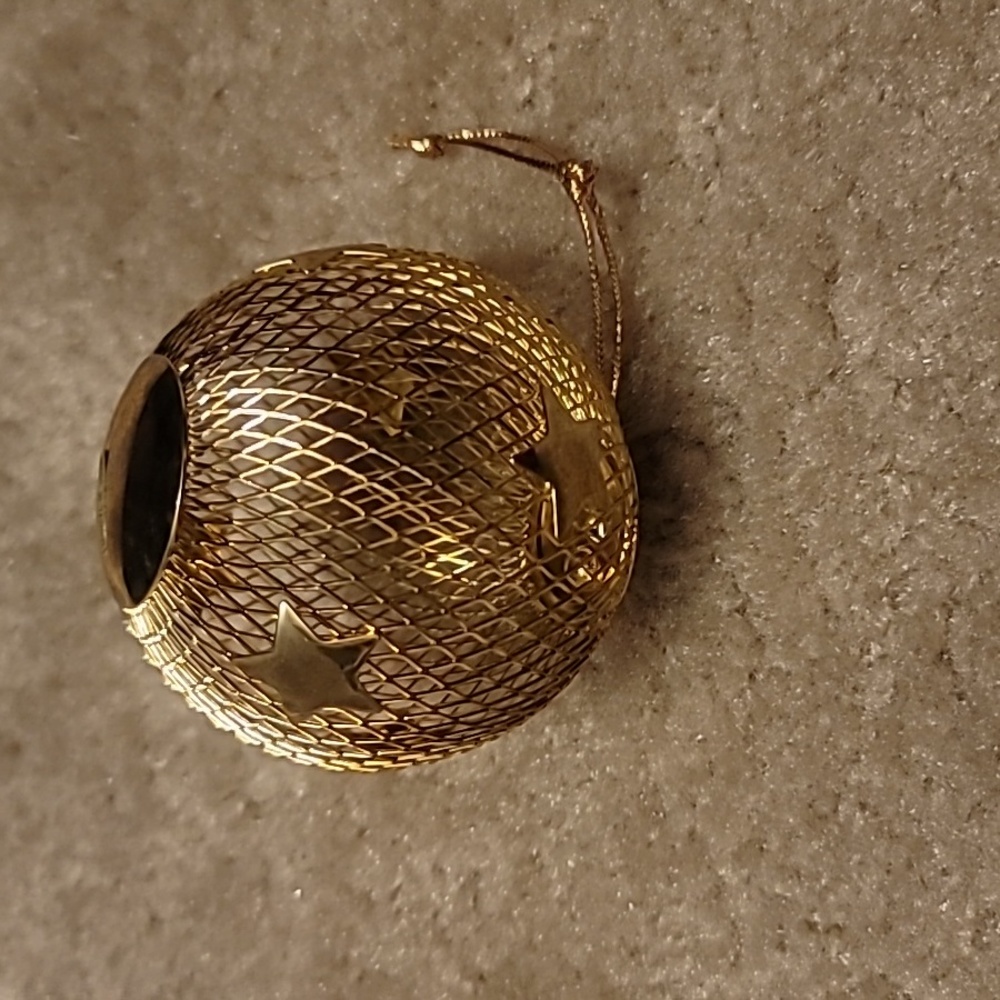 Vintage Christmas Gold Mesh With Stars Surprises Ball Ornament - Picture 3 of 4
